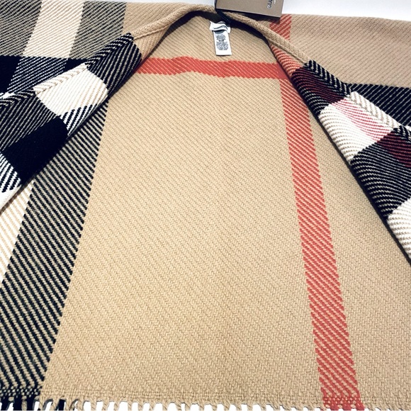 BURBERRY CHECK WOOL & CASHMERE FRINGE CAPE. - Picture 6 of 12